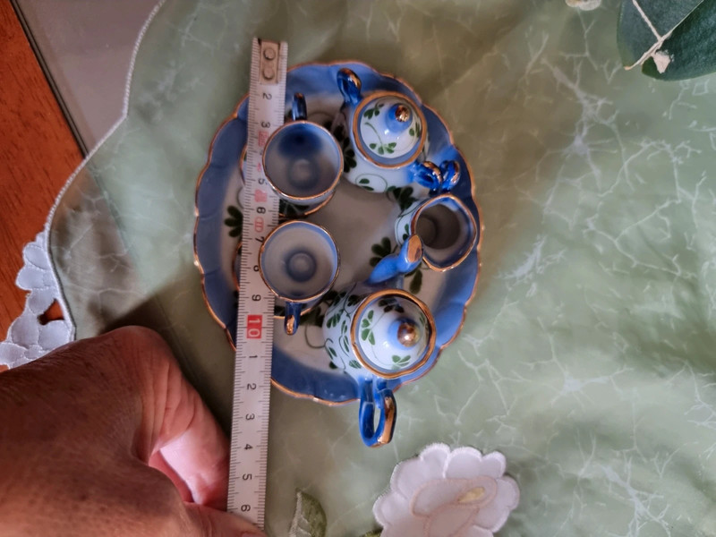 Set tazze da te in ceramica collezione vintage, con toni del blu con rami di foglie verdi